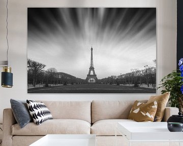 Eiffeltoren Parijs wolken zwartwit van Dennis van de Water