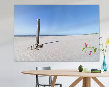Strandpaal op het verlaten strand van Groet in Noord-Holland Nederland van Paul Veen