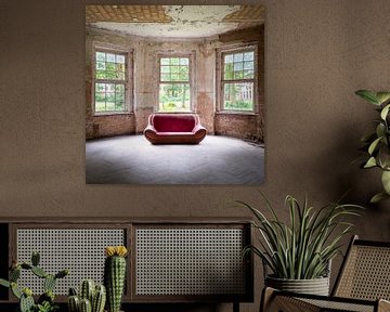 Verlassene Sofa in Kleinen Raum. von Roman Robroek