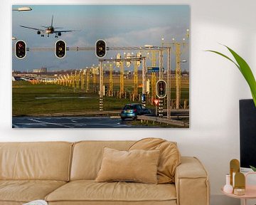 Landend vliegtuig op verlichte landingsbaan Schiphol van Robin Smeets