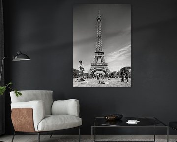 Springende man bij Eiffeltoren in Parijs in zwart-wit