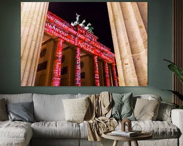 Brandenburger Tor in rood, met "Love"-projectie
