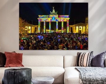 Berlin, Brandenburger Tor in besonderem Licht und überfülltem Pariser  Platz