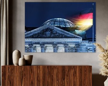 Reichstagsgebäude in Berlin mit deutsche Flagge von Frank Herrmann