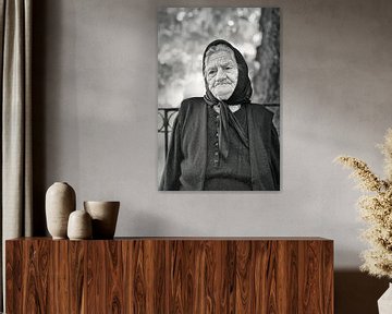 oude vrouw zwartwit portret van gj heinhuis
