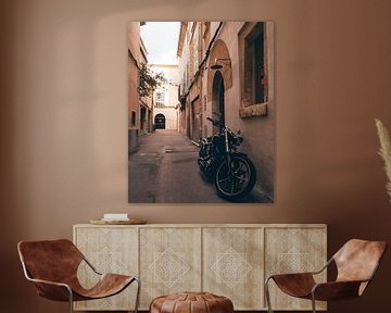 Moto dans les rues traditionnelles du village historique espagnol de Pollença à Majorque