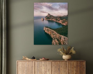 Les rochers et le littoral accidenté de Majorque avec des nuages roses