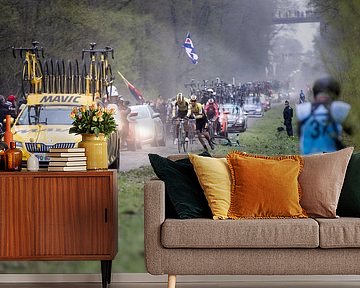 Wout van Aert gets some help by Leon van Bon