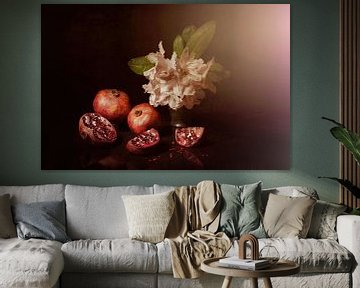 Une nature morte printanière avec des grenades et des rhododendrons. sur Saskia Dingemans Awarded Photographer