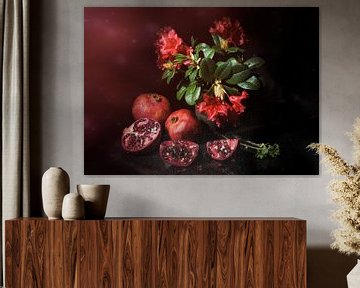 Stilleven in rood met granaatappels en rode ,rodondendron van Saskia Dingemans Awarded Photographer