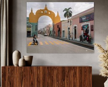 Rue mexicaine avec arche / portail jaune au-dessus de la route à Mérida, Yucatán.