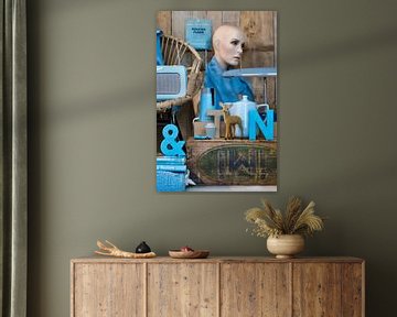 Stilleven met retro en vinage spulletjes in hout en blauw. van Therese Brals