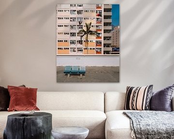Oranje flatgebouw in de Choi Hung Estate in Hong Kong met palmboom
