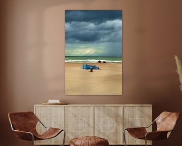 Foto van een windscherm op het strand. van Therese Brals