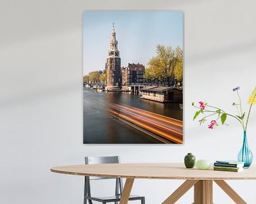 Montelbaanstoren, kanaal en oude huizen in Amsterdam, Nederland. van Lorena Cirstea