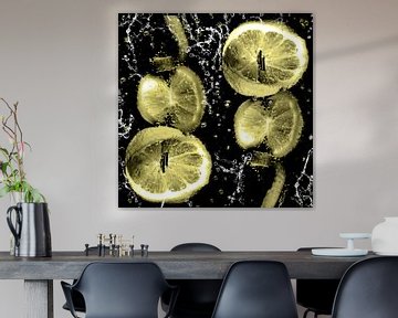 in een waterglas - citroenen op een spiesje van Christine Nöhmeier