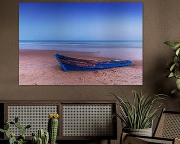 Oude houten boot op het strand van Frank Herrmann