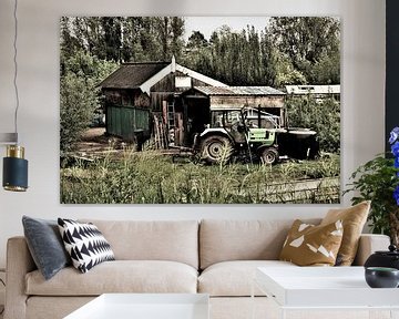 Atmosphäre einer Bauernscheune mit Traktor von Maud De Vries