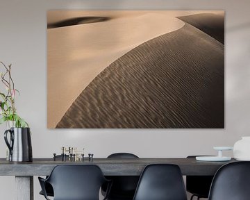 Dune de sable brun avec ombre et lumière dans le désert d'Iran sur Photolovers reisfotografie