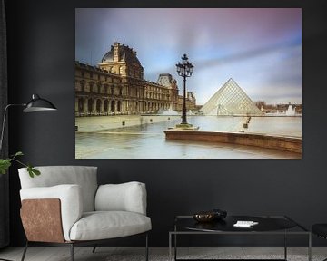 Regenachtig Louvre Parijs van Dennis van de Water