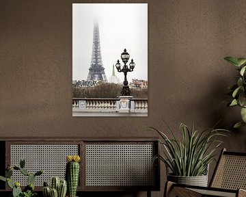 La Tour Eiffel dans la brume sur Dennis van de Water