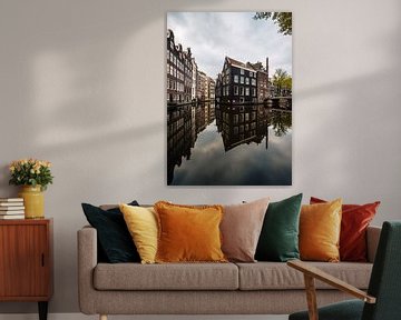 Kanaal en oude huizen in Amsterdam op Oudezijds Voorburgwal van Lorena Cirstea