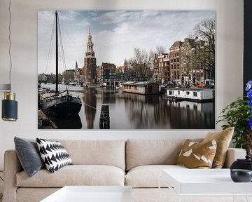 Tour, canal et vieilles maisons de Montelbaan à Amsterdam, Pays-Bas. sur Lorena Cirstea