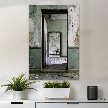 Eine verlassene Villa mit schönen Türen