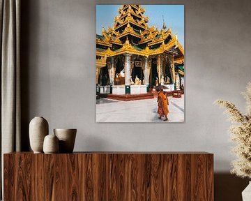 Buddhistischer Mönch in der goldenen Shwedagon-Pagode in Rangoon (Rangoon), Myanmar