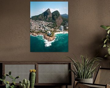 Uitzicht over de kust en stranden van Rio de Janeiro met de bergen en favelas op de achtergrond van Michiel Dros
