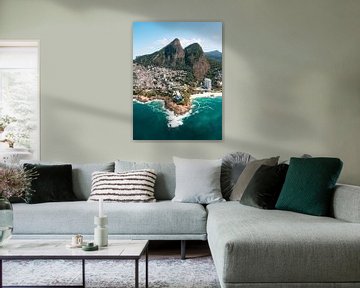 Blick über die Küste und Strände von Rio de Janeiro mit den Bergen und Favelas im Hintergrund