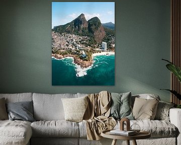 Uitzicht over de kust en stranden van Rio de Janeiro met de bergen en favelas op de achtergrond van Michiel Dros