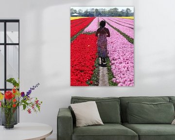 Vrouw in tulpenveld van Arjo van Timmeren