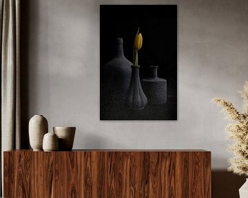 Gelbe Tulpe in grauer Vase von Maaike Zaal