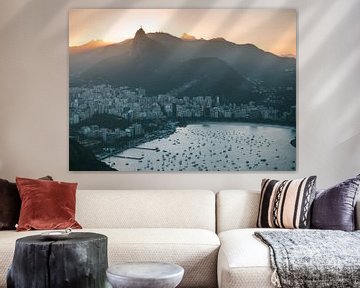 Uitzicht over Rio de Janeiro, de haven en het standbeeld tijdens zonsondergang van Michiel Dros