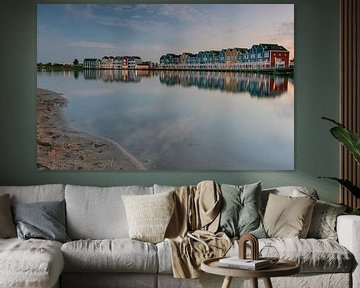 Kleurrijke huizen spiegelen in het water van de Rietplas in Houten