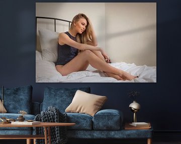Modèle Natalia en lingerie sur le lit, version couleur. sur Photo Shoots