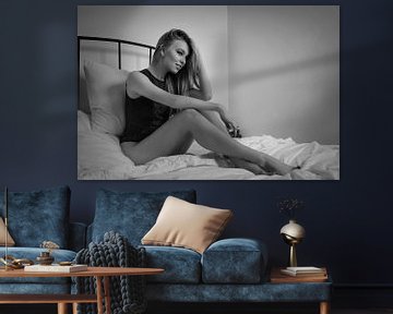 Model Natalia in Lingerie op bed, zwart wit versie. van Photo Shoots
