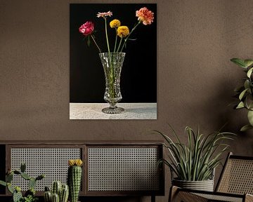 Foto van een stilleven met bloemen. van Therese Brals