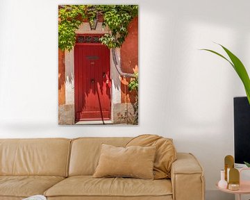 Rode deur in de oude stad van Roussillon van Christian Müringer