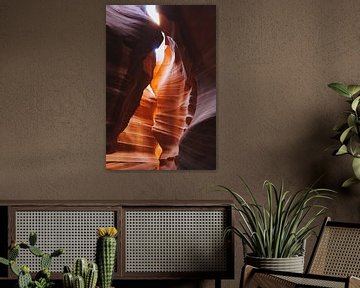 Zonstralen schijnen naar beneden in de Antelope Canyon, Arizona, Verenigde Staten