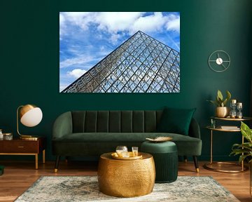 Louvre piramide blauwe lucht met wolken