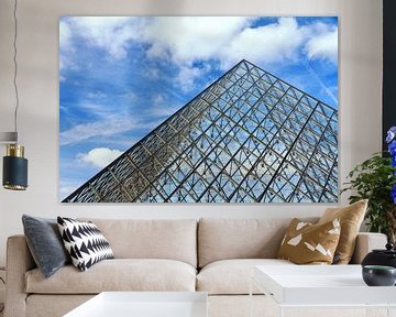 Louvre piramide blauwe lucht met wolken van Dennis van de Water
