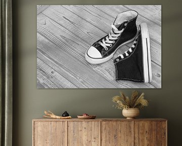 Canvas sneaker schoenen op vintage houten achtergrond van Trinet Uzun