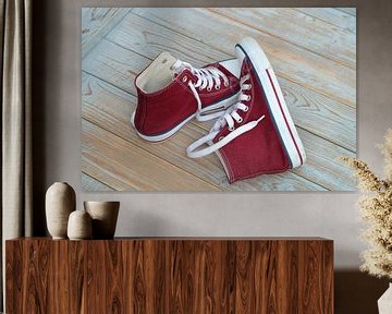 Canvas sneaker schoenen op vintage houten achtergrond van Trinet Uzun