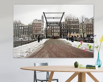 Besneeuwd Amsterdam  in de winter in Nederland van Eye on You