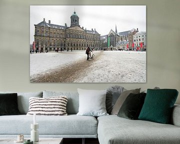 Besneeuwd Amsterdam met het koninklijk paleis op de Dam in de winter van Eye on You