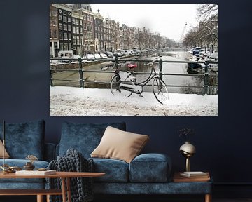 Winter op de amsterdamse grachten in Nederland van Eye on You