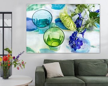 Twee gekleurde water glazen in de tinten blauw en groen van Idema Media