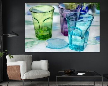 Drie gekleurde water glazen in de tinten blauw paars en groen van Idema Media